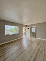 528 W Magnolia St in Compton, CA - Building Photo