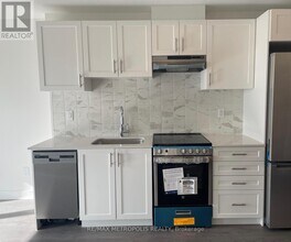 715 Davis Dr in Newmarket, ON - Building Photo - Building Photo