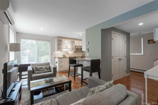 19 Graywood Rd in Port Washington, NY - Building Photo - Building Photo
