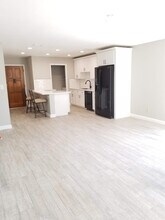 8562 E Indian School Rd, Unit B in Scottsdale, AZ - Foto de edificio - Building Photo