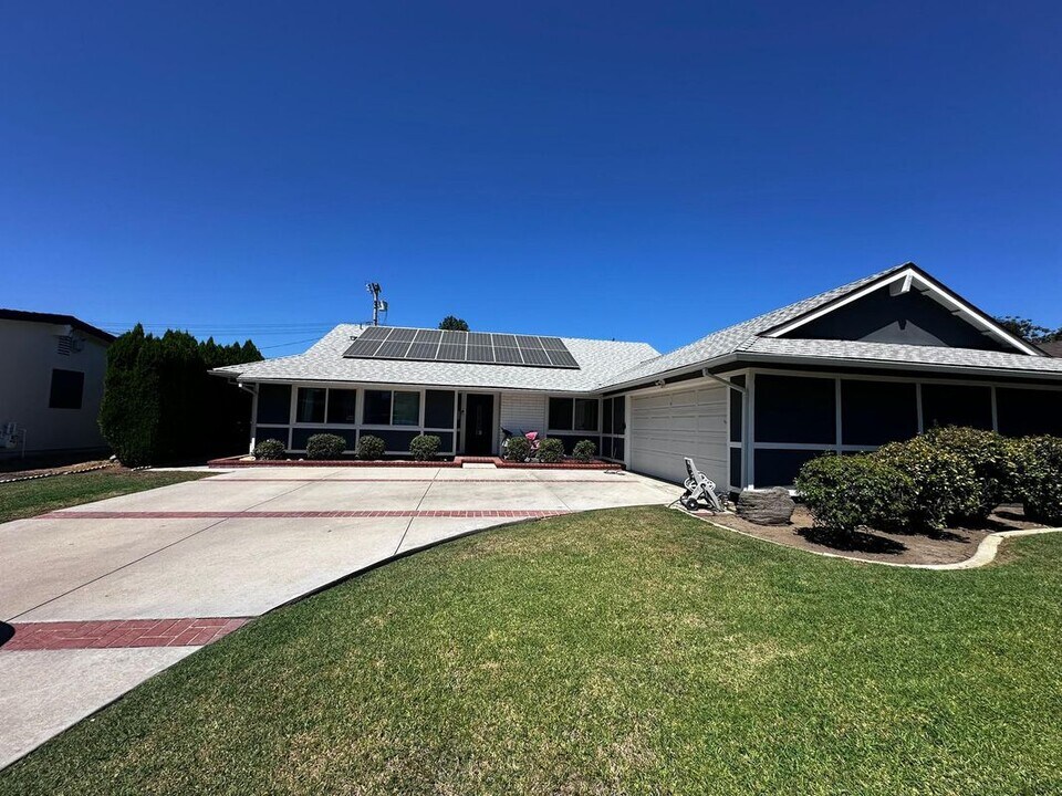 22213 Bassett St in Los Angeles, CA - Building Photo