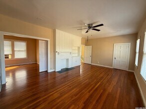 530 W Gramercy Pl in San Antonio, TX - Building Photo - Building Photo