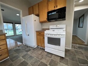 32028 Maine St in Livonia, MI - Building Photo - Building Photo