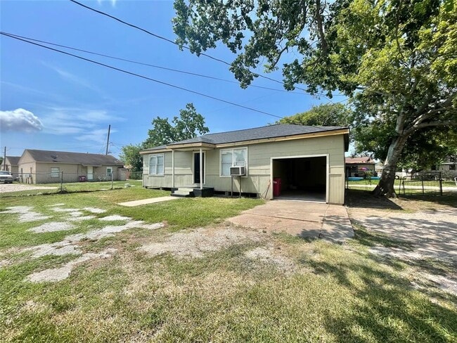 611 N Avenue D in Freeport, TX - Foto de edificio - Building Photo