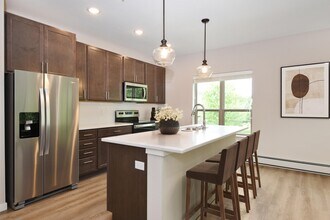 Glen Pond Addition in Eagan, MN - Foto de edificio - Building Photo