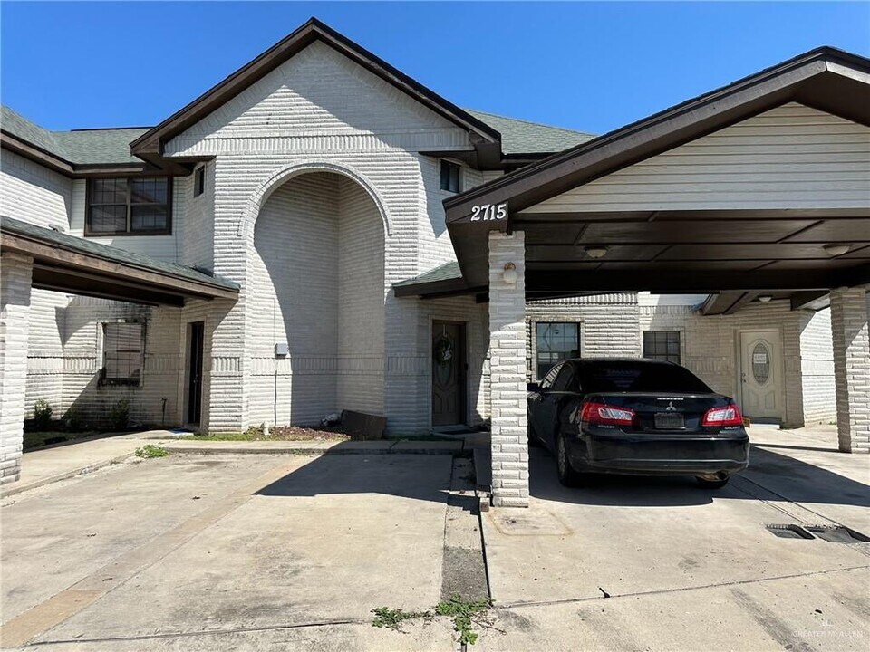 2715 Charleston Ln in Pharr, TX - Building Photo