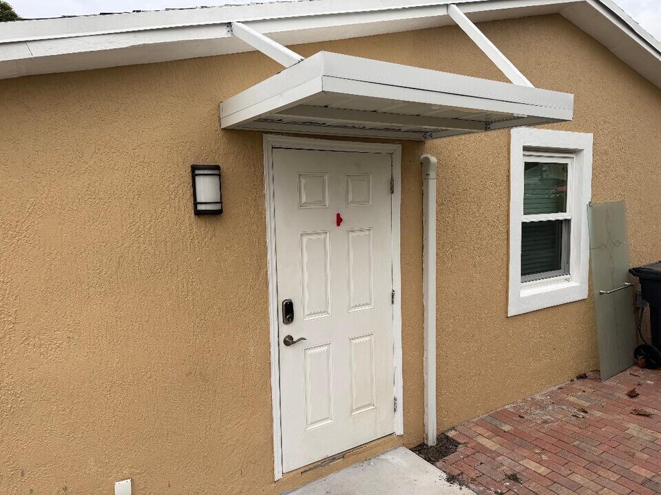 816 Greenbriar Dr in Lake Park, FL - Building Photo