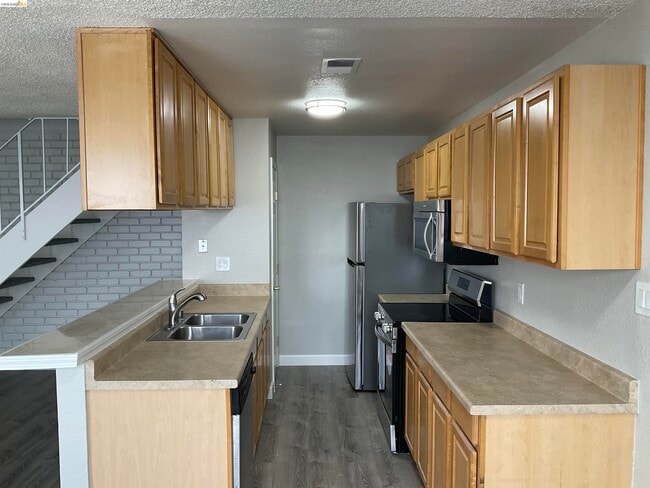 1202 Sycamore Dr in Antioch, CA - Building Photo - Building Photo