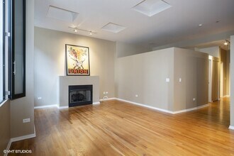208 W Washington St in Chicago, IL - Foto de edificio - Building Photo