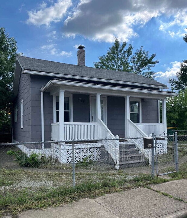 711 W 5th St in Mishawaka, IN - Building Photo
