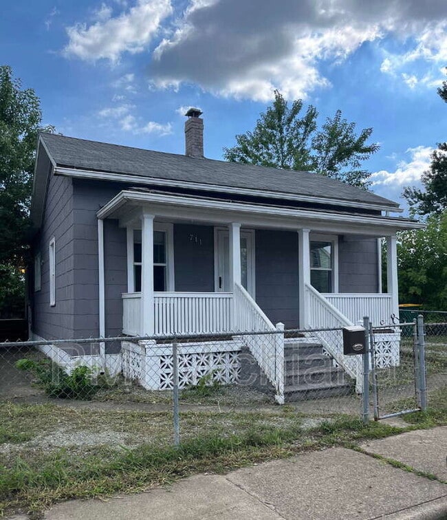 property at 711 W 5th St