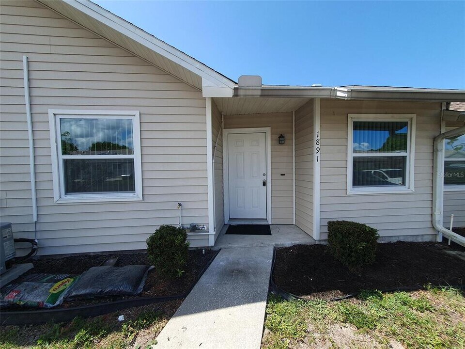 1891 Orange Blvd Way in Palm Harbor, FL - Foto de edificio