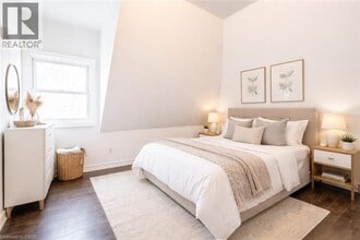 80 St Clair Ave in Hamilton, ON - Building Photo - Building Photo