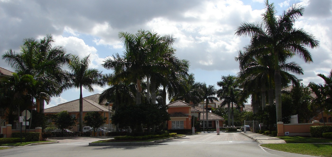 The Courtyards at Davie in Davie, FL - Building Photo