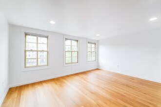 163 Grand St in Jersey City, NJ - Building Photo - Building Photo
