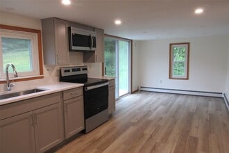 1025 Freedom Plains Rd in Poughkeepsie, NY - Building Photo - Building Photo