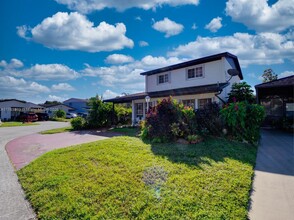 5284 NW 193rd Ln in Miami Gardens, FL - Building Photo - Building Photo