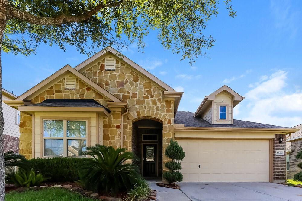6922 Hunters Way Ln in Baytown, TX - Building Photo