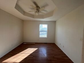 935 W Poplar St, Unit A in Springfield, MO - Building Photo - Building Photo