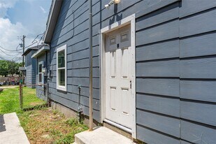 2801 Virginia St in Baytown, TX - Building Photo