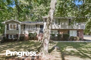 737 Mountainbrooke Cir SW in Stone Mountain, GA - Building Photo