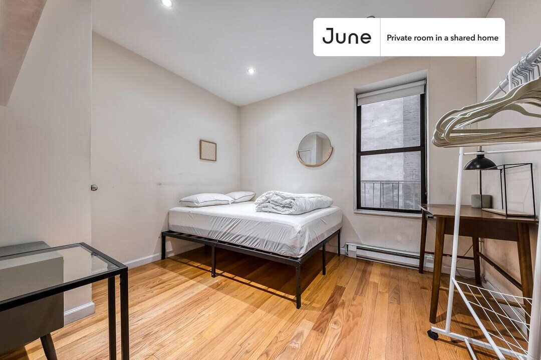 Private bedroom in 4 bed/2 bath Home in New York, NY - Building Photo