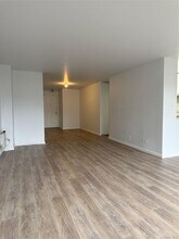 61-20 Grand Central Pkwy in Queens, NY - Foto de edificio - Building Photo
