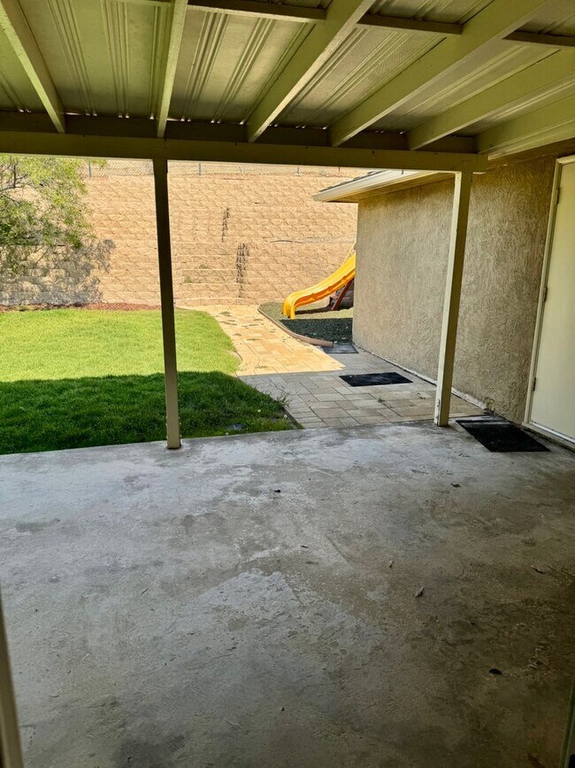 6887 Clara Lee Ave in San Diego, CA - Foto de edificio - Building Photo