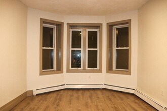 6 Waumbeck St, Unit 2 in Boston, MA - Foto de edificio - Building Photo