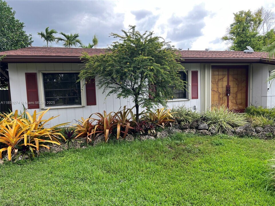 9501 E Calusa Club Dr in Miami, FL - Building Photo