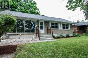 3 Whiteoak Dr in St Catharines, ON - Building Photo