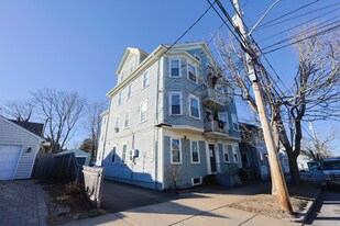 327 High St in Bristol, RI - Building Photo