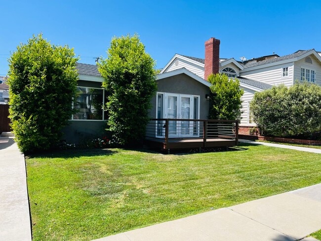 709 Marguerite Ave-Unit -709 Marguerite Avenue - Unit A in Newport Beach, CA - Building Photo - Building Photo
