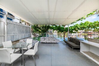 7000 W 15th Ct in Hialeah, FL - Building Photo - Building Photo