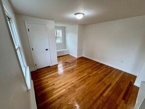 40 Watch St, Unit 2 in Oxford, MA - Foto de edificio - Building Photo