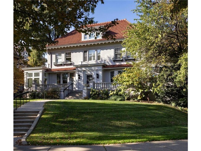 2700 W Lake of the Isles Pkwy in Minneapolis, MN - Building Photo - Building Photo