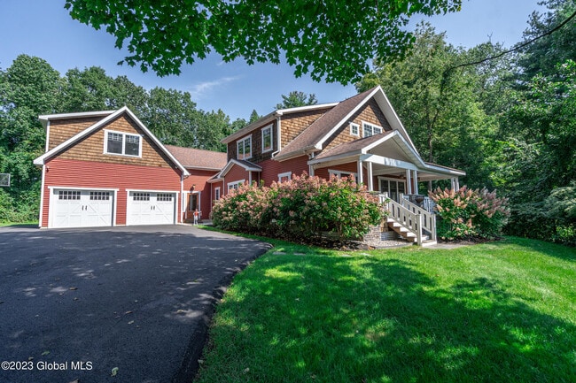 219 Crescent Ave in Saratoga Springs, NY - Building Photo - Building Photo