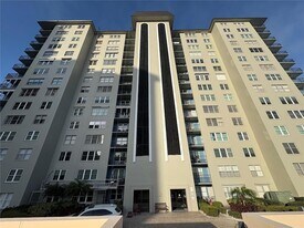 5220 Brittany Dr S in St. Petersburg, FL - Building Photo