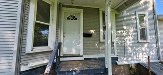 814 13th Ave S, Unit 814 13th Avenue S upstair in Clinton, IA - Building Photo