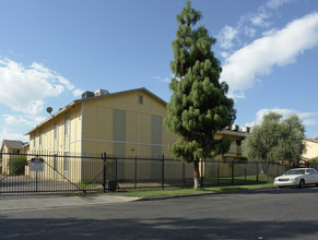 Huntington Court Apartments in Fresno, CA - Building Photo - Building Photo