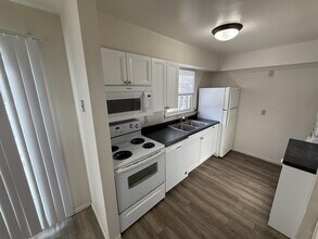 604 Manor Dr in Iowa City, IA - Building Photo - Building Photo