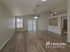 12425 N 42nd Dr in Phoenix, AZ - Building Photo - Building Photo