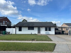 321 Elsa Dr in Avondale, LA - Building Photo