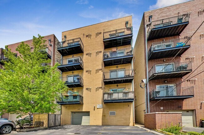 1909 W Diversey Pkwy in Chicago, IL - Building Photo - Building Photo