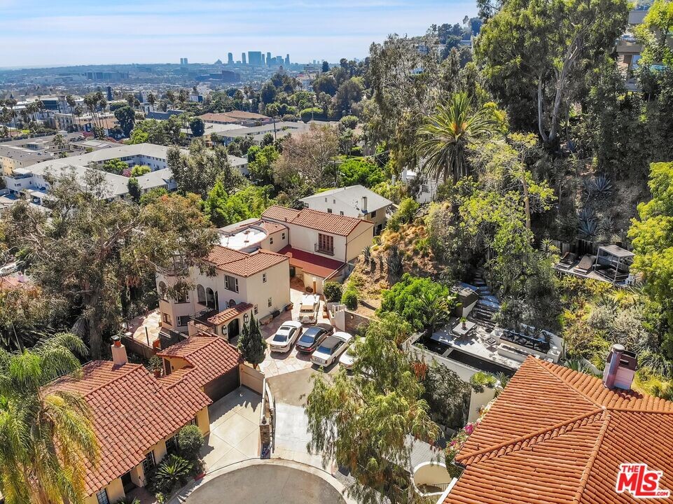 7942 Hillside Ave in Los Angeles, CA - Building Photo