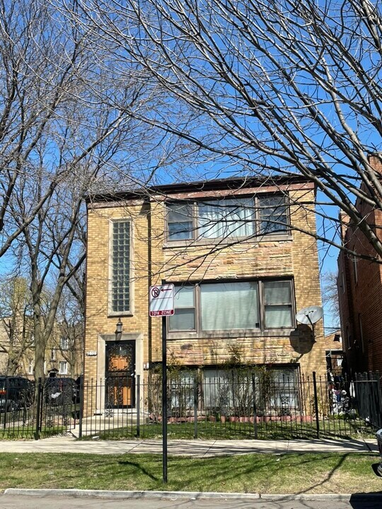 5058 W Schubert Ave, Unit 2 in Chicago, IL - Building Photo