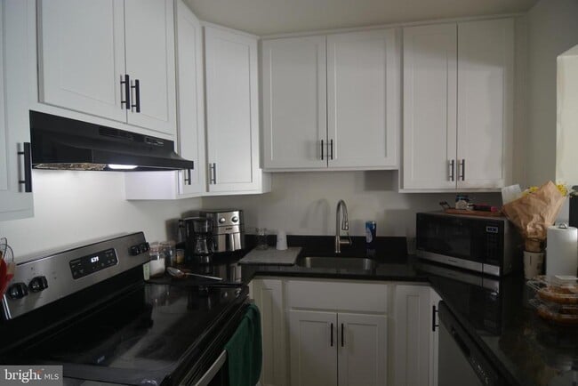 9520 Mooregate Ct in Lorton, VA - Building Photo - Building Photo