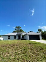 833 Chantilly St E in Lehigh Acres, FL - Building Photo