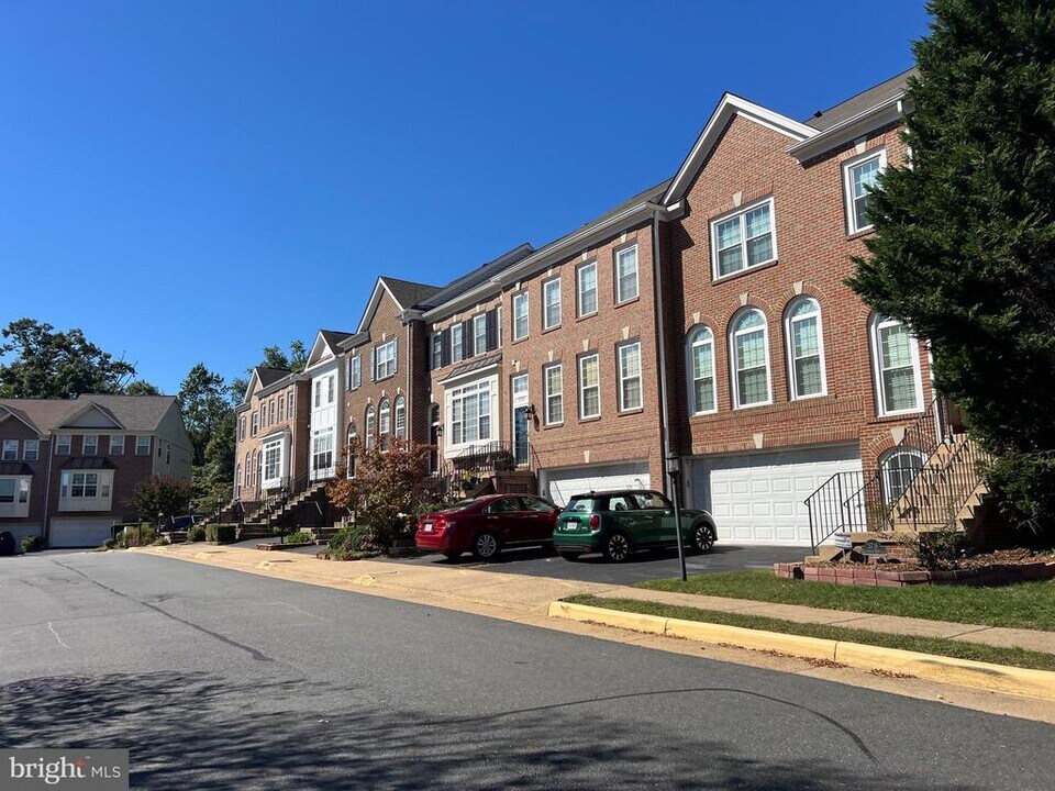 5722 Governors Pond Cir in Alexandria, VA - Building Photo