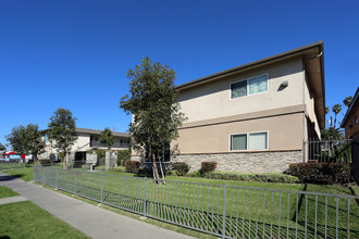 Townsend & Raitt Apartments in Santa Ana, CA - Building Photo - Building Photo